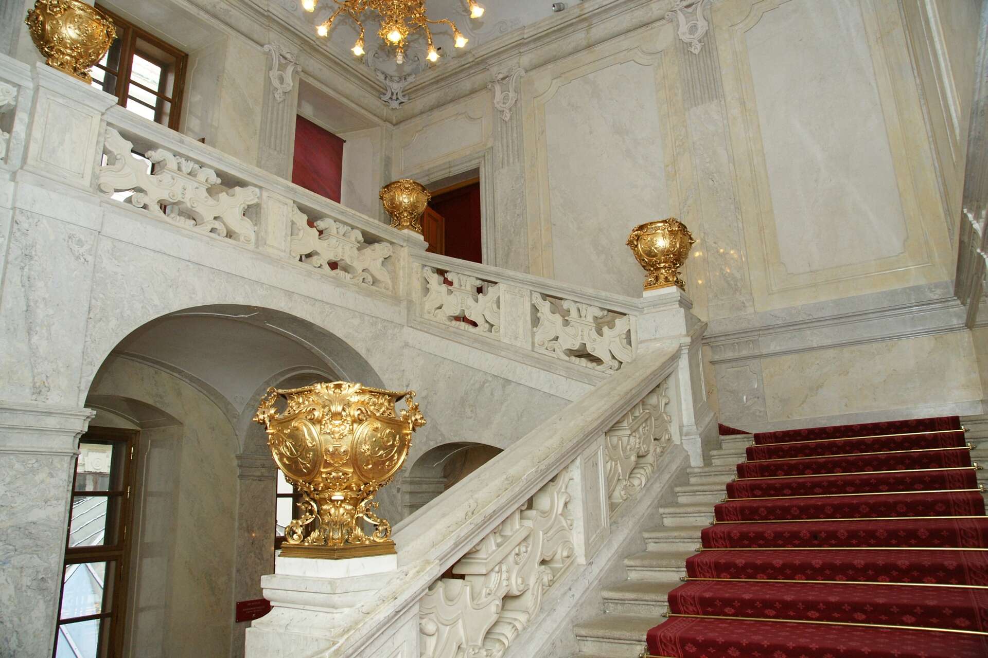 Die Kaiserstiege mit prunkvollen dekorativen Elementen